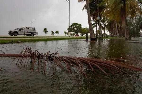 强风暴雨袭击美国佛罗里达州南部 超12.5万用户断电